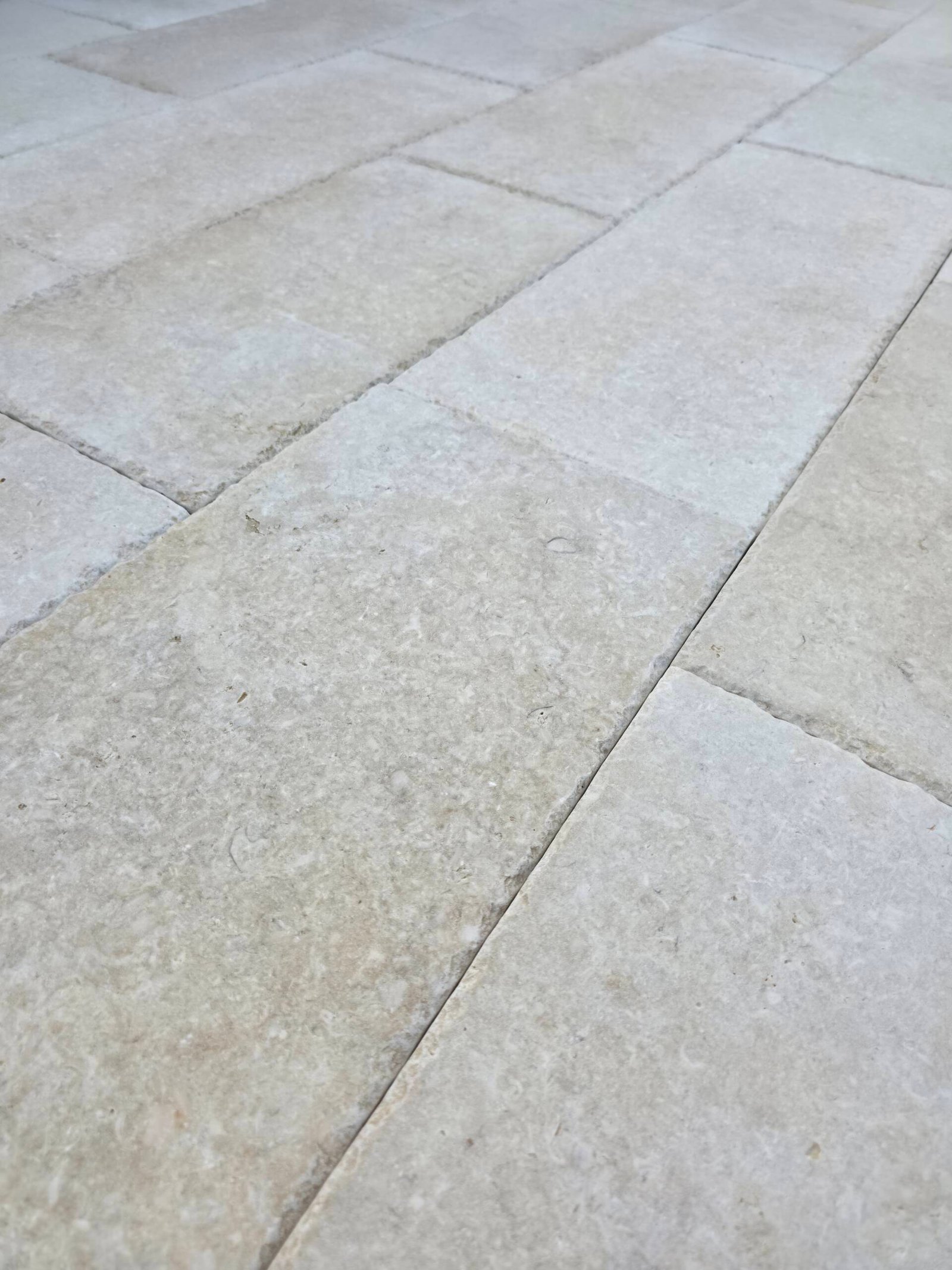 Menia chiseled tumbled - Image 3